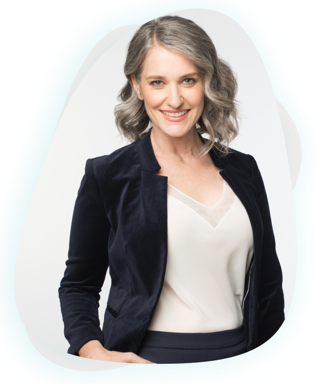 Mature well Femme caucasienne mature bien habillée souriant et regardant directement le public caucasian female smiling and looking directly at the audience